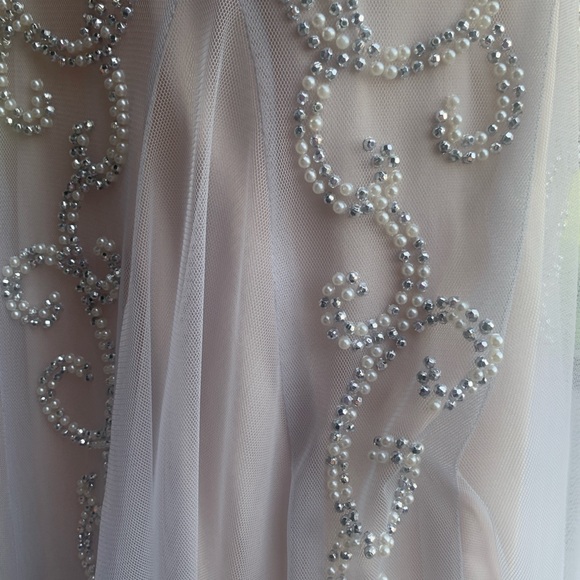 A beautiful gown in a blush cream color, size 6 - Picture 5 of 9